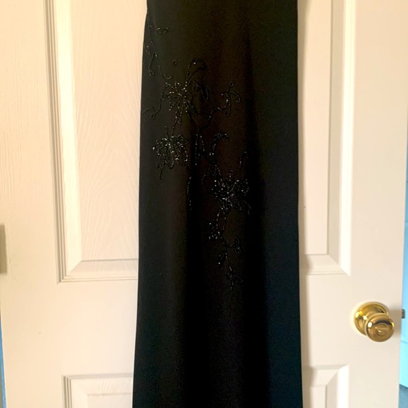 Black gown used like new - Picture 3 of 11